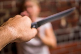 Un tânăr și-a ucis iubita cu 66 de lovituri în fața, gâtul și pieptul. Ce pedeapsă a primit
